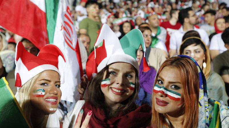 Irani thyen tabunë/ Femrat në stadium për të ndjekur kombëtaren