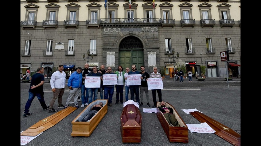 Foto/Shërbimi i varrimit me koncesion, varrmihësit e Napolit bëjnë protestën makabër