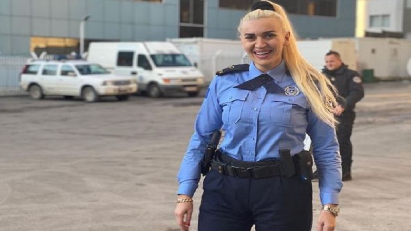 Policja më tërheqëse e Kosovës sfidon të ftohtin, me bikini në Brezovicë (Fotot)