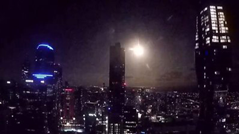 Spektakël në Melburn, meteori ndriçon qiellin në ditën e të dashuruarve