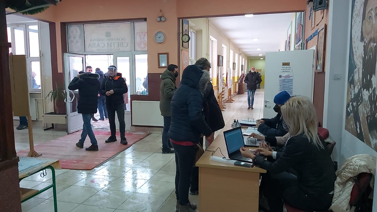 Fluks i madh votuesish në Mitrovicën e Veriut, pjesa më e madhe nga komuniteti serb