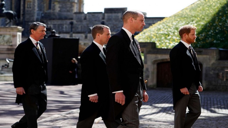 Fotot/ Lexuesit e buzëve deshifrojnë se çfarë i tha Harry Williamit në funeralin e Princ Philip