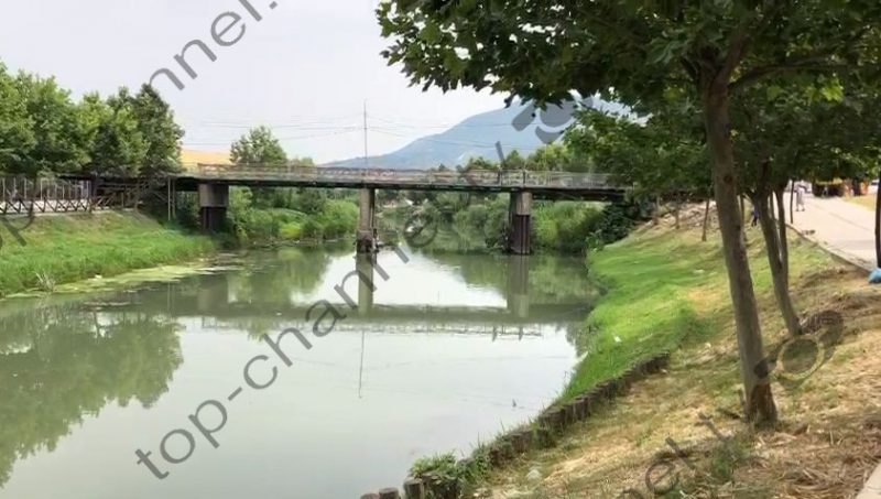 EMRI/ Gruaja hidhet nga ura dhe tenton mbytjen në lumin Drin, e shpëtojnë kalimtarët