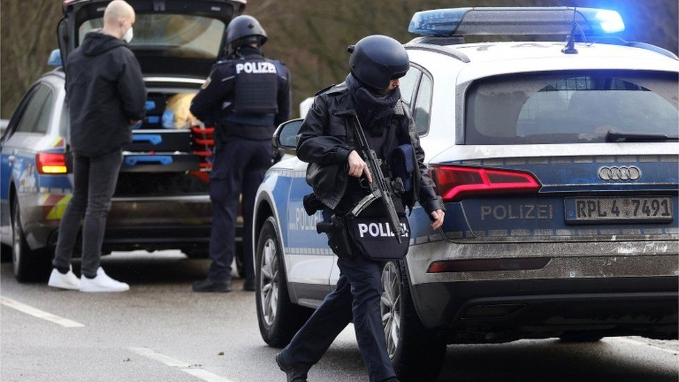 Dy policë në Gjermani qëllohen për vdekje në ndalesën rutinë të trafikut (fotot)