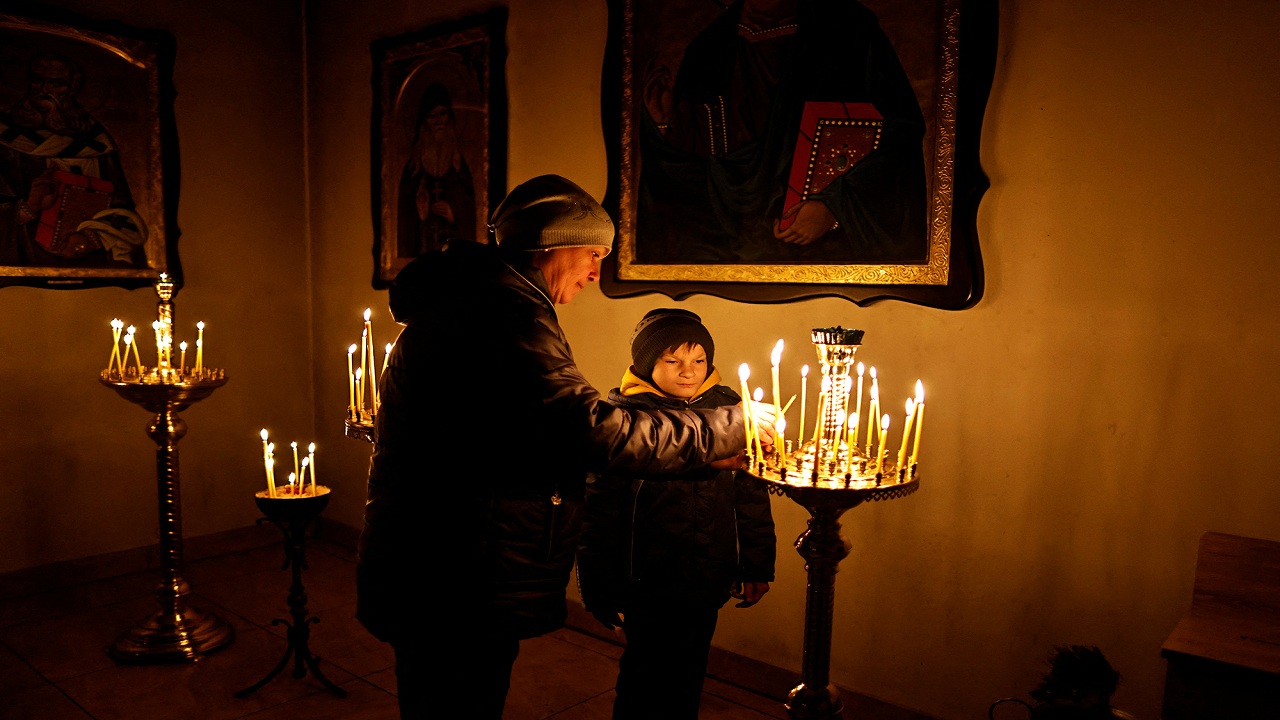 Fotot/ Ukrainasit kremtojnë festat fetare, lutjet shkojnë për fundin e luftës
