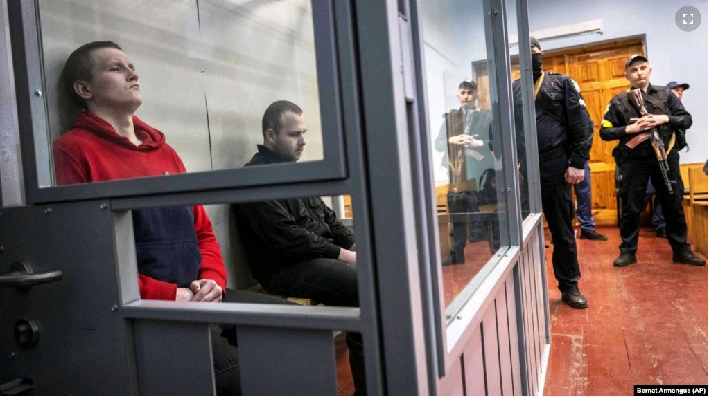 Gjykata ukrainase dënon me burg dy ushtarë rusë për krime lufte