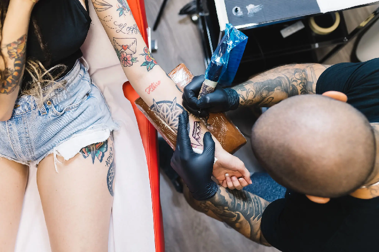 Boja e tatuazheve mund të ketë kimikate që shkaktojnë kancer – studimi SHBA (fotot)