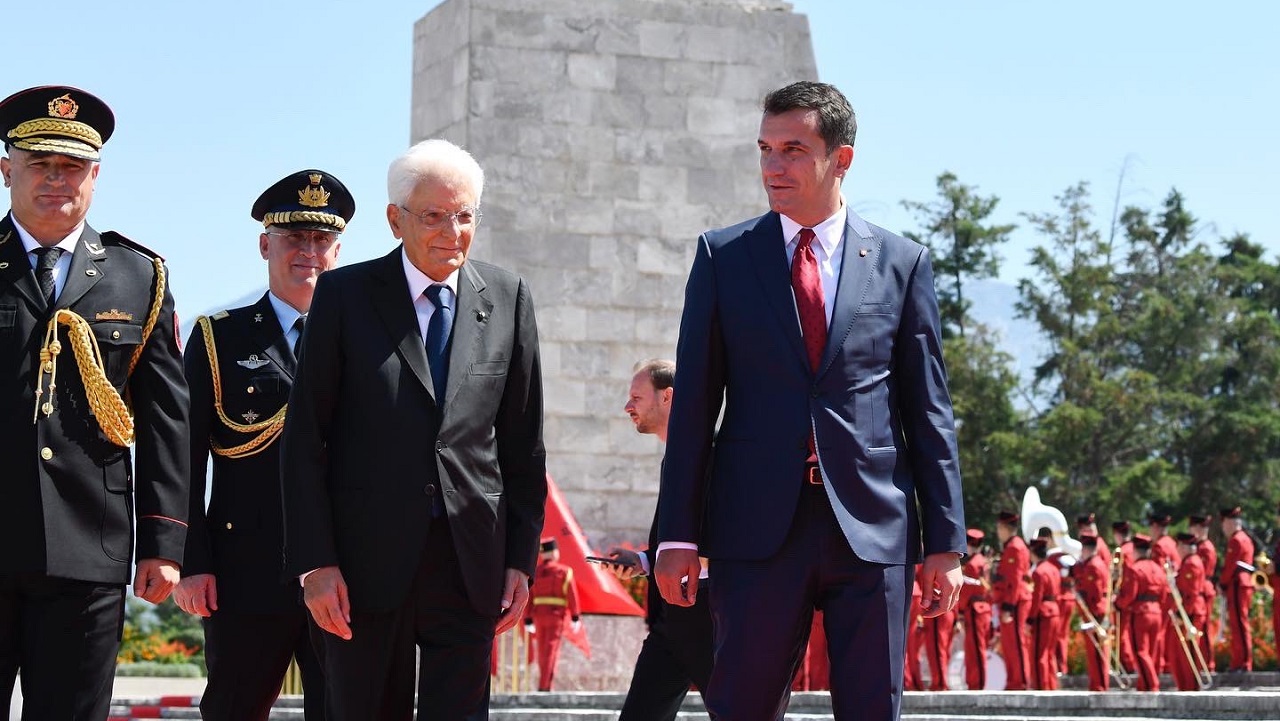 FOTOT/ Veliaj me Presidentin italian, Mattarella, homazhe te Varrezat e Dëshmorëve