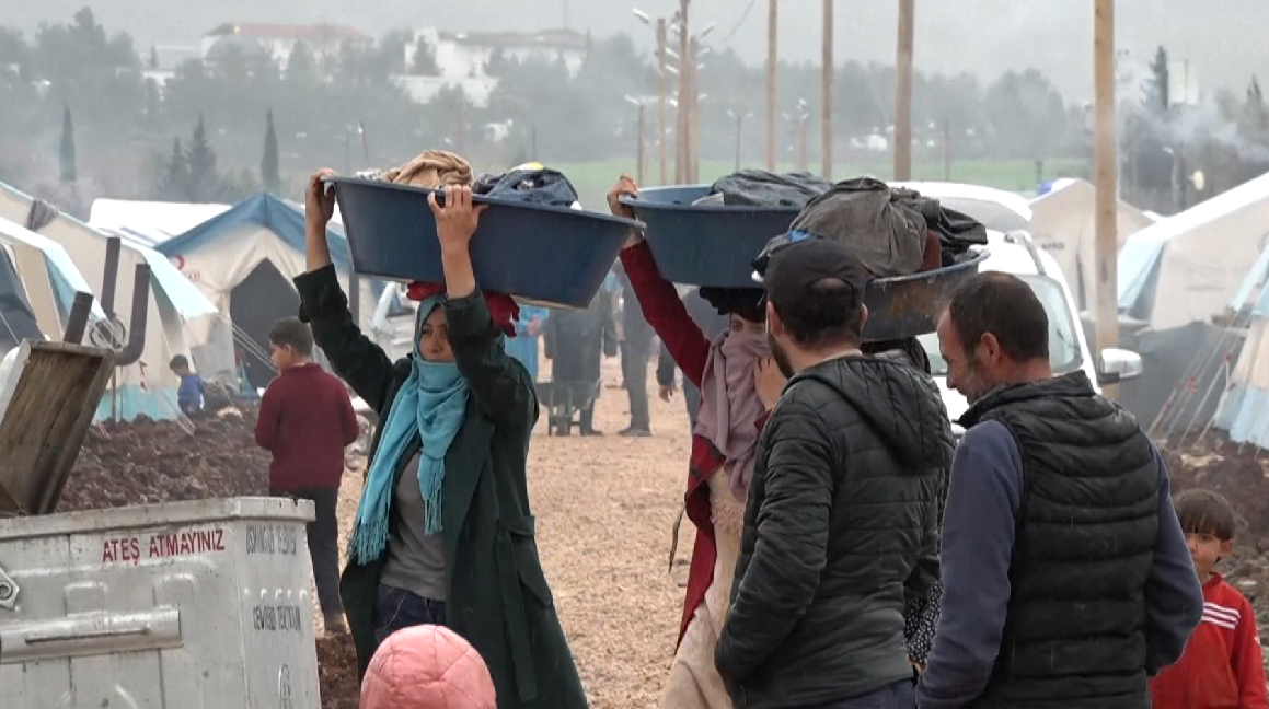 Balta e përmbytjeve pushton të mbijetuarit e tërmetit në Turqi në kampet e tendave e konteinerëve (fotot)