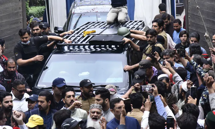 Policia e Pakistanit bastis shtëpinë e ish-kryeministrit Imran Khan teksa paraqitej në gjykatë (fotot)