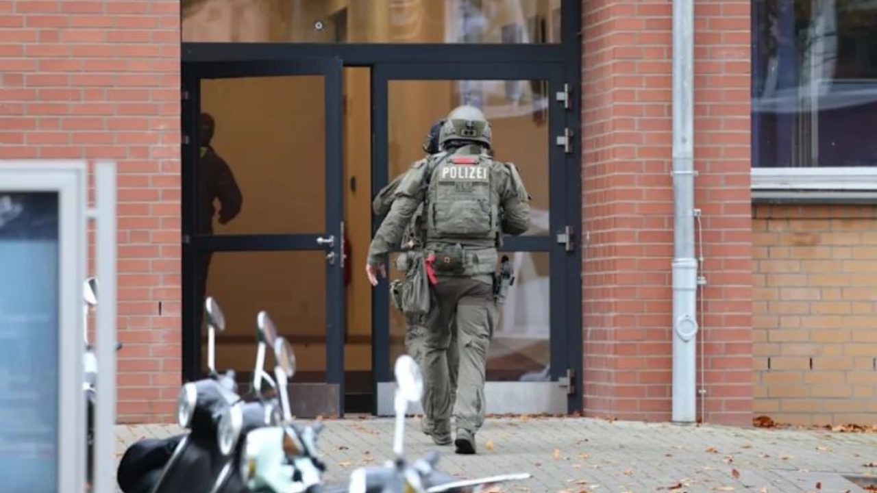 Alarm në shkollën e Hamburgut, dy nxënës kërcënojnë me armë një mësues