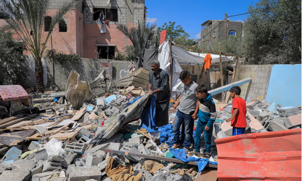 ‘Asnjë vend i sigurt’/ Njerëzit në Rafah përshkruajnë tmerrin e sulmeve të Izraelit (fotot)